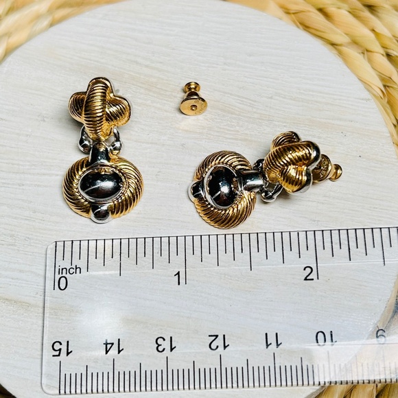 Vintage MONET designer dangle pierced earrings, with a gold silver tone finish - Picture 7 of 9